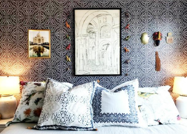 Dinding kamar dengan pola batik tradisional